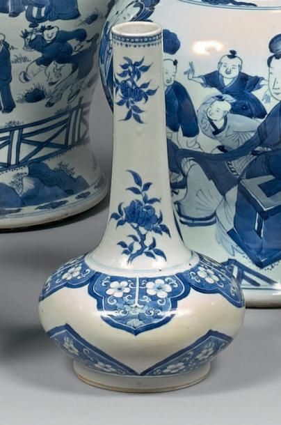 CHINE Vase à col décoré en camaïeu bleu de lambrequins fleuris et de branchages fleuris.
XVIIIe...