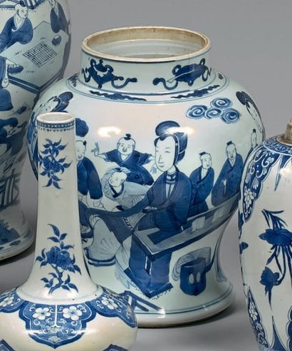 CHINE Vase à renflement décoré en camaïeu bleu de personnages féminins accompagnés...