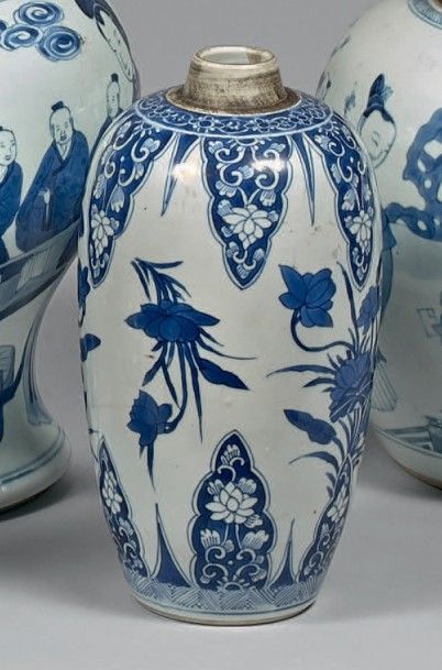 CHINE Vase piriforme décoré en camaïeu bleu de lambrequins et de branchages fleuris.
XVIIIe...