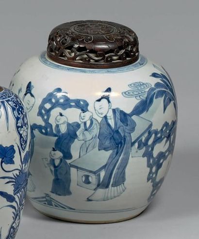 CHINE Vase globulaire décoré en camaïeu bleu de personnages féminins et d'enfants...