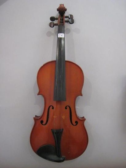 null Violon Mirecourt du XXe siècle.
Étiquette apocryphe Stradivarius.
Bon état avec...