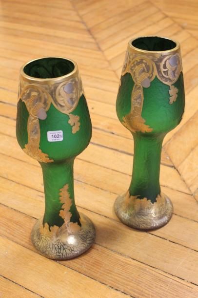 null Paire de vases en verre givré vert à décor en applique or et nacre de feuillage,...