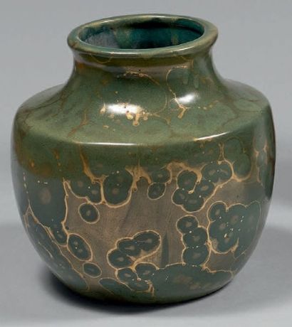 Léon-Alexandre POINTU (1879-1942) 
Vase ovoïde en céramique, émaillé vert à rehaut...