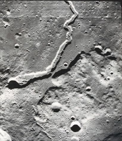 NASA Vue de la lune
Tirage argentique sans date. Mention NASA - LRCv204M.
45,5 x...