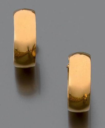 null Paire de boucles d'oreilles anneaux en or jaune uni 750 millièmes.
Poids: 12...