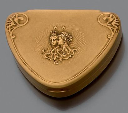 Lalique, signé 
Boîte de forme triangulaire en or jaune amati 750 millièmes, le couvercle...