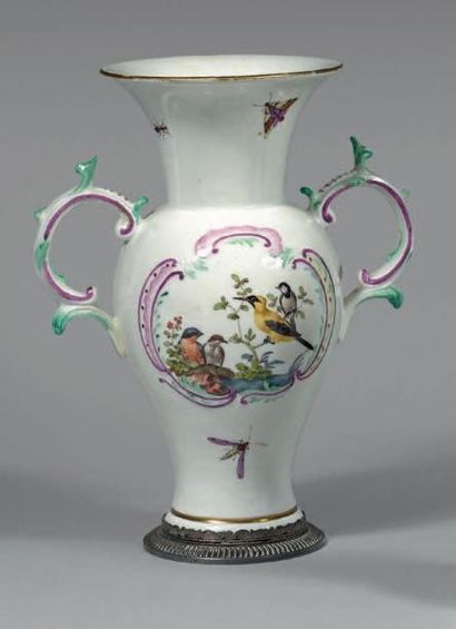 ALLEMAGNE, MEISSEN Vase à col à décor polychrome d'oiseaux branchés dans un médaillon...