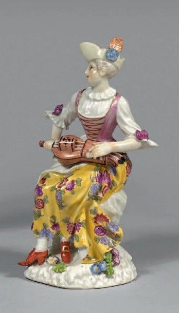 ALLEMAGNE, MEISSEN Statuette de jeune femme assise jouant de la vielle habillée d'une...