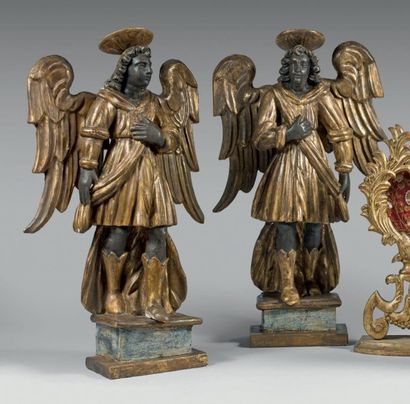 null Paire de statuettes d'anges auréolés en bois doré et bois patiné. Socle peint...