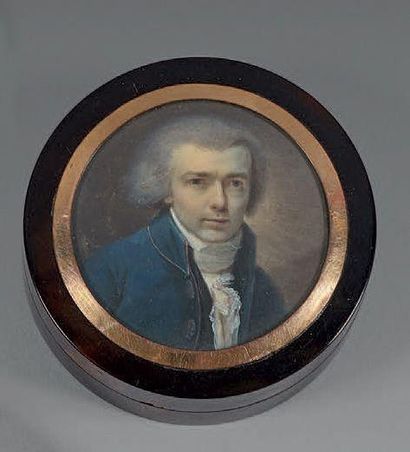 École FRANÇAISE de la fin du XVIIIe siècle Portrait d'homme à la redingote bleue
Miniature...