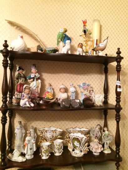 Nombreux objets décoratifs.