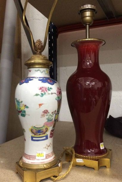 Vases en porcelaine montés en lampe dans...