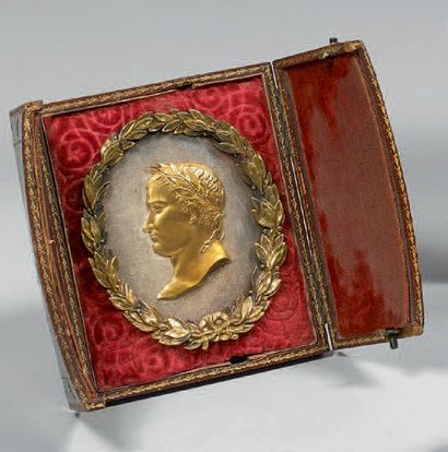 null L'Empereur Napoléon Ier
Portrait de profil en laiton doré, entouré de feuilles...