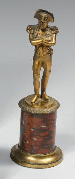 null L'Empereur Napoléon Ier les bras croisés
Statuette en bronze doré sur socle...