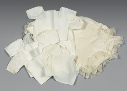 null Ensemble de linge (14 pièces) à la marque «PM» provenant du trousseau d'un membre...