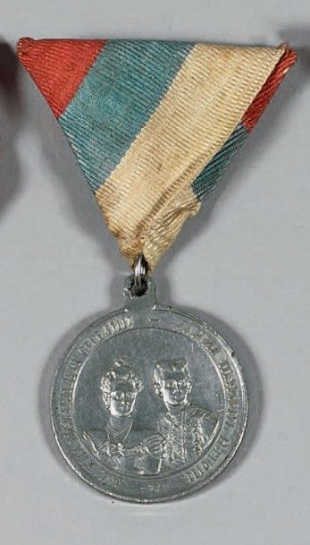 null Médaille commémorative du mariage de prince Danilo, en métal blanc, ruban triangulaire...