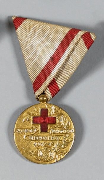 null Médaille du mérite de la Croix-Rouge, créée en 1913, 1re classe en bronze doré...