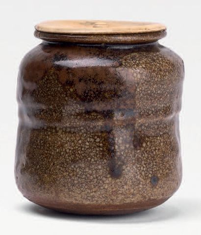 Fours de Karatsu - Époque EDO (1603-1868), XVIIe siècle 
Chaire (pot à thé) de forme...