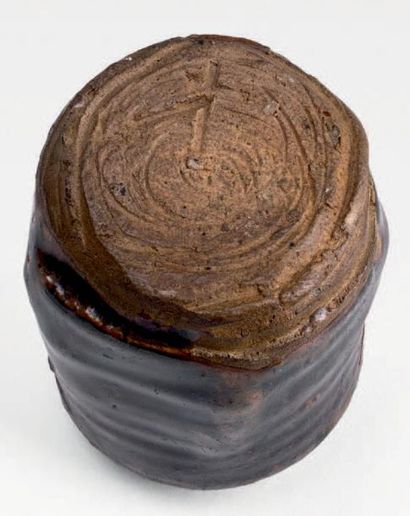 Époque MOMOYAMA-EDO (1573-1603), XVIe/XVIIe siècle 
Chaire (pot à thé) de forme cylindrique...