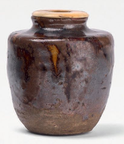 Fours de Seto - Époque EDO (1603-1868), XVIIe siècle 
Chaire (pot à thé) de forme...