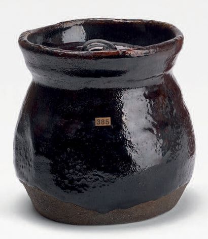 Fours de Raku - Époque EDO (1603-1868), XVIIIe/XIXe siècle 
Mizusashi (jarre à eau)...