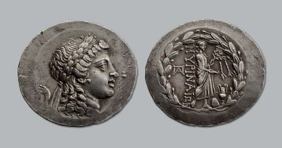 null EOLIDE: Myrhina (IIe siècle av. J.-C.)
Tétradrachme. 16,21 g.
Tête d'Apollon...