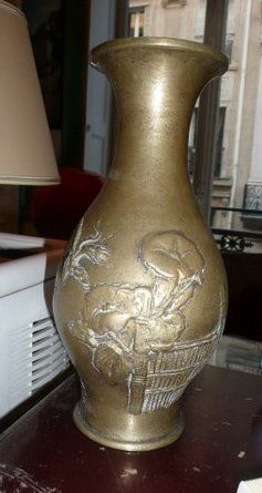 ANONYME : grand vase de forme balustre, à décor de liserons en bas relief, épreuve...