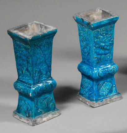 null Paire de vases de forme «gu» en grès émaillé bleu turquoise, décorés en relief...
