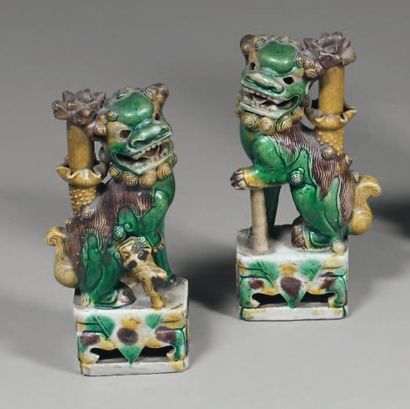 Epoque KANGXI (1662 - 1722) Couple de chimères en porcelaine émaillée vert, jaune...