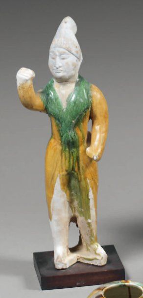Epoque TANG (618-907) Statuette de palefrenier debout, une main levée en terre cuite...