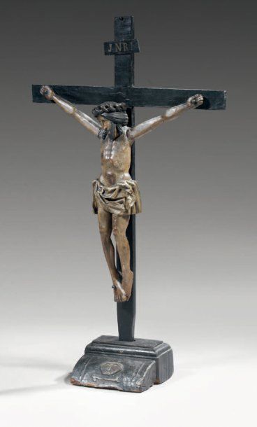 null Christ en Croix en bois sculpté polychrome. Sur un socle avec un memento mori....