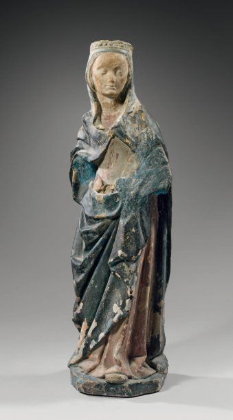 null Statue de Vierge couronnée en pierre calcaire polychrome vêtue d'une cape à...