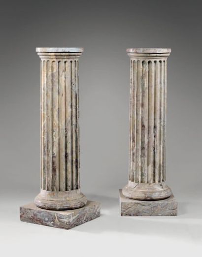null Paire de colonnes en marbre sarrancolin à cannelures. Base moulurée ronde sur...