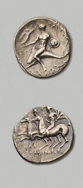 ITALIE - CALABRE : Tarente Didrachme. Epoque de Pyrrhus. 6,25 g. Taras, tenant une...