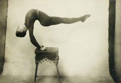 null Danse Album de photographies de danse acrobatique. 32 photographies signées...