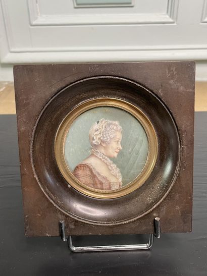 null Ecole française Portrait de femme Miniature ronde Diam. : 7 cm