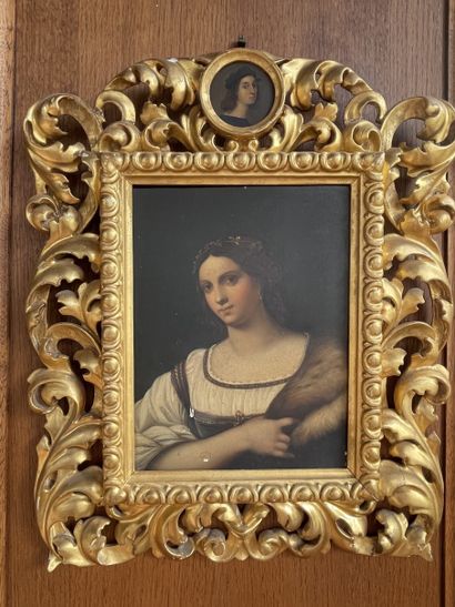  Ecole Italienne, d'après Raphaël Portrait de femme Huile sur panneau, dans un cadre...