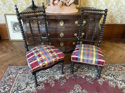 null Paire de chaises basses en bois noirci à montant tourné Fin du XIXe siècle