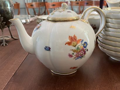 null Service à thé en porcelaine allemande à décor polychrome et or de fleurs et...