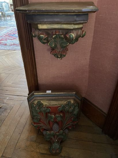 null Deux petites consoles d'applique en plâtre polychrome Haut. : 32 et 31 cm