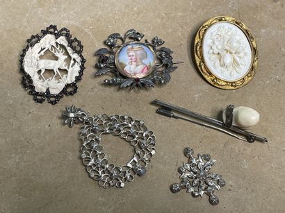 null Cinq médaillons ou broches en ivoire, argent (?) et broche ornée d'une miniature...