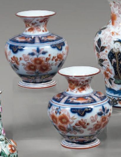 BAYEUX Paire de vases globulaires à col orné d'un décor bleu, rouge et or dans le...