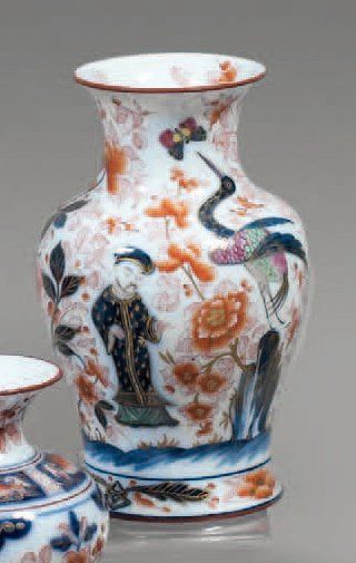 BAYEUX Vase à col orné d'un décor polychrome de chinois, volatiles et branchages...