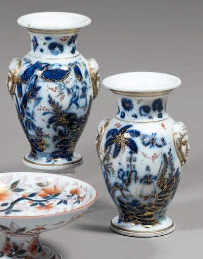 Attribué à BAYEUX Paire de vases, décor bleu rehaussé de rouge et or de chinois et...