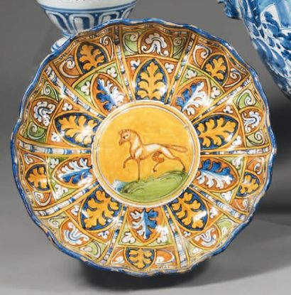 ITALIE, Monte Lupo Plat rond à piédouche dit "Crespina", décor polychrome d'un cheval...