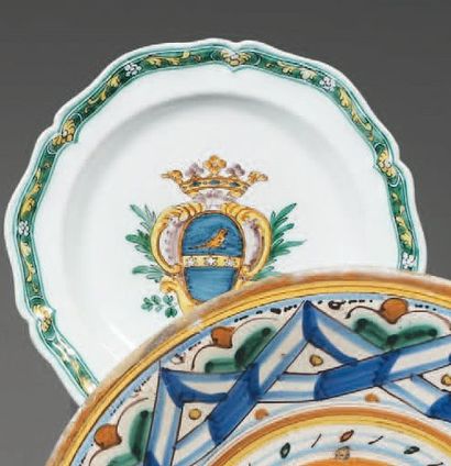 ITALIE, Cerreto Assiette à bord contournée, décor polychrome d'une armoirie couronnée...