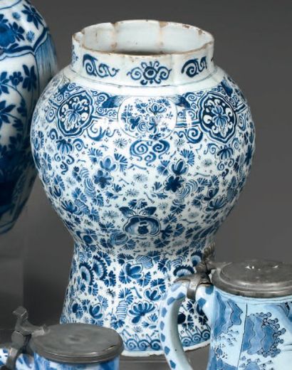 DELFT Vase à pans coupés, décor camaïeu bleu dit "mille fleurs". (Éclats). XVIIIe...