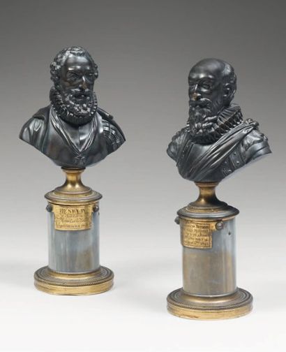 null Deux petits bustes en bronze patiné : Henri IV et Sully, sur des piédouches...