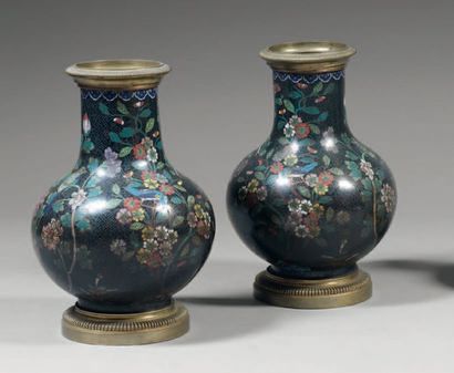 null Paire de vases de forme balustre en émail cloisonné orné de fleurs et oiseaux...