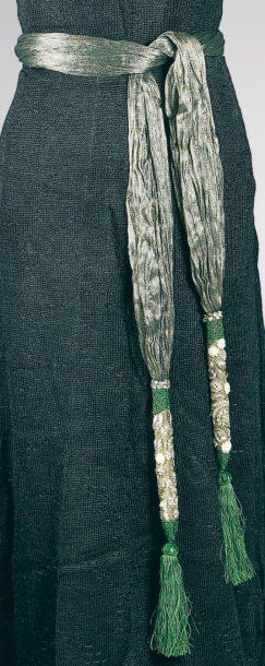 Paul POIRET, circa 1912 CEINTURE torsadée en filet de soie vert de gris, extrémités...